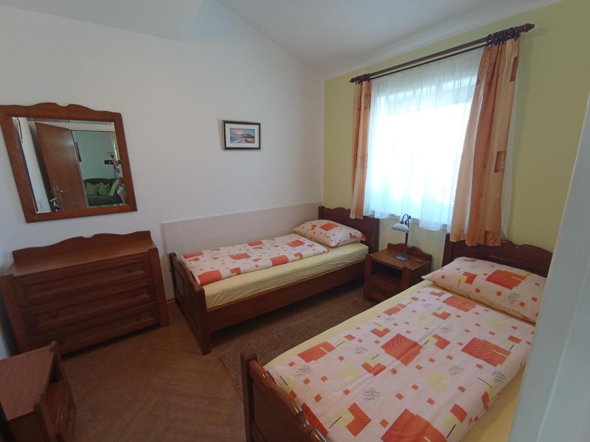 Apartments Tina Pula Extérieur photo
